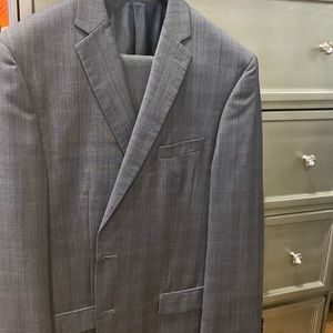 Calvin Klein 44L Men’s suit Gray checked